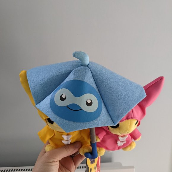 Pokemon Center Exclusive Pikachu Couple in the Rain - Picture 3 of 5